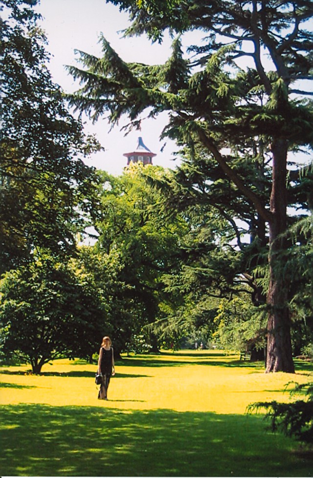 3 months pregnant and in Kew Gardens--London